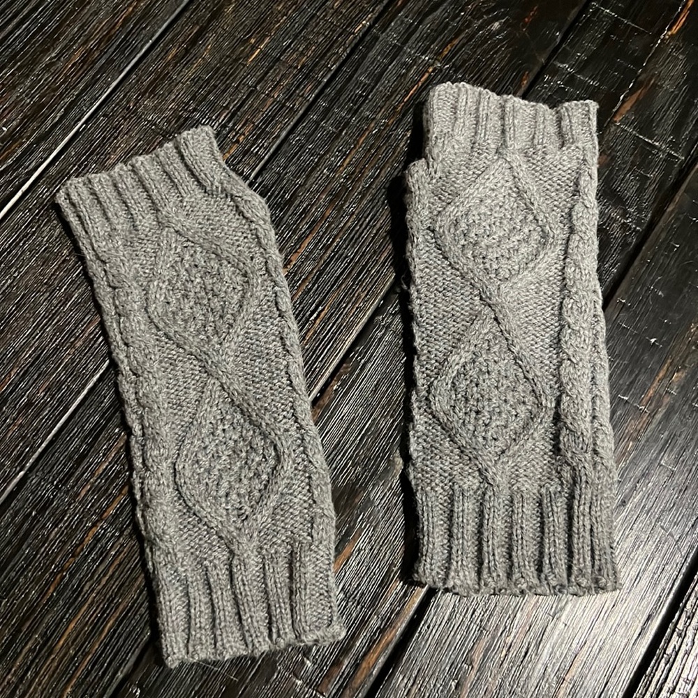 Women’s cable-knit fingerless gloves